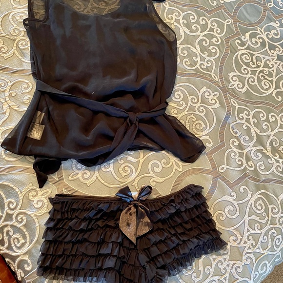 Elegant Black Ruffled Sleepwear Set - Picture 2 of 2